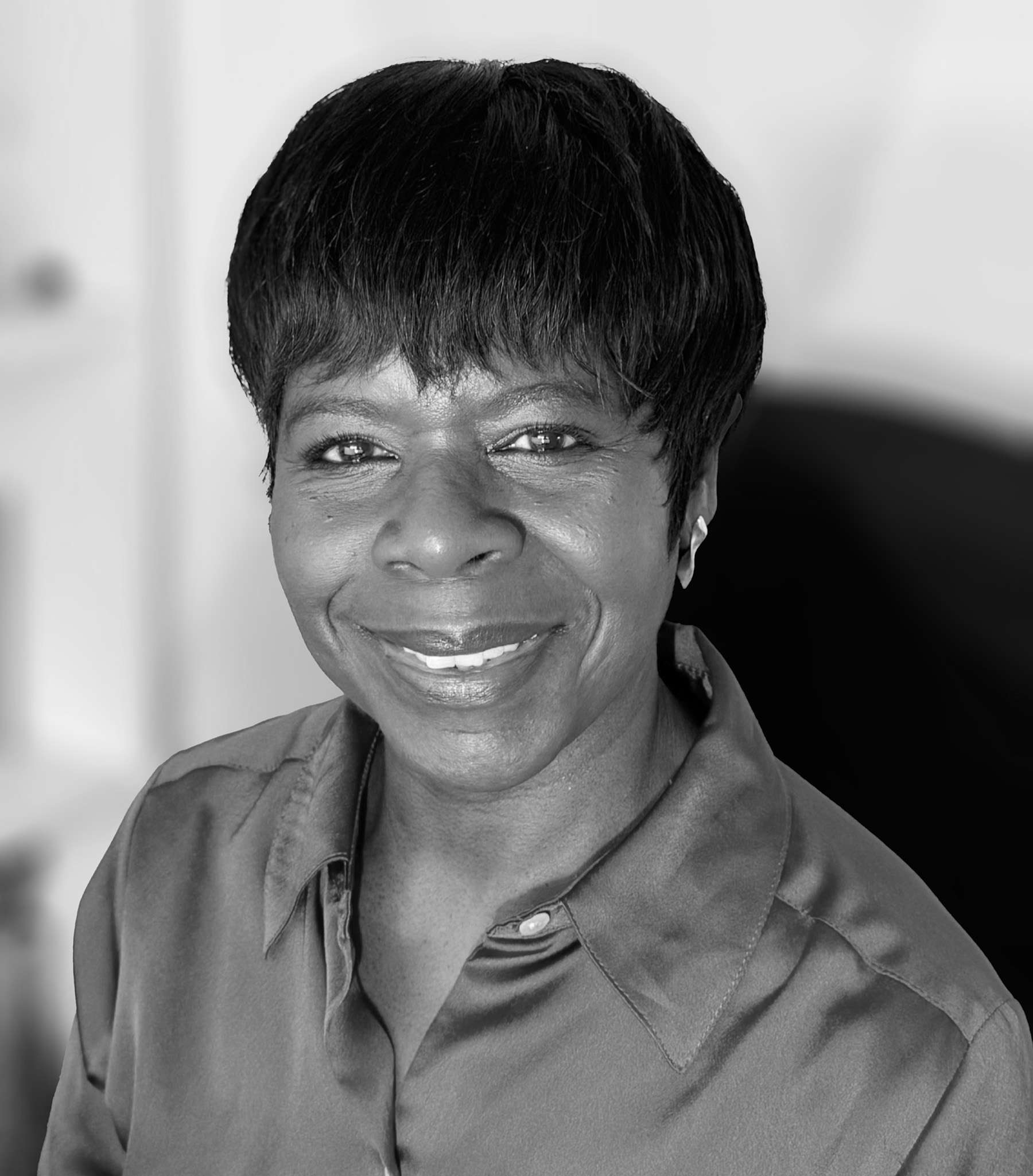 Photograph of author Pauline Campbell