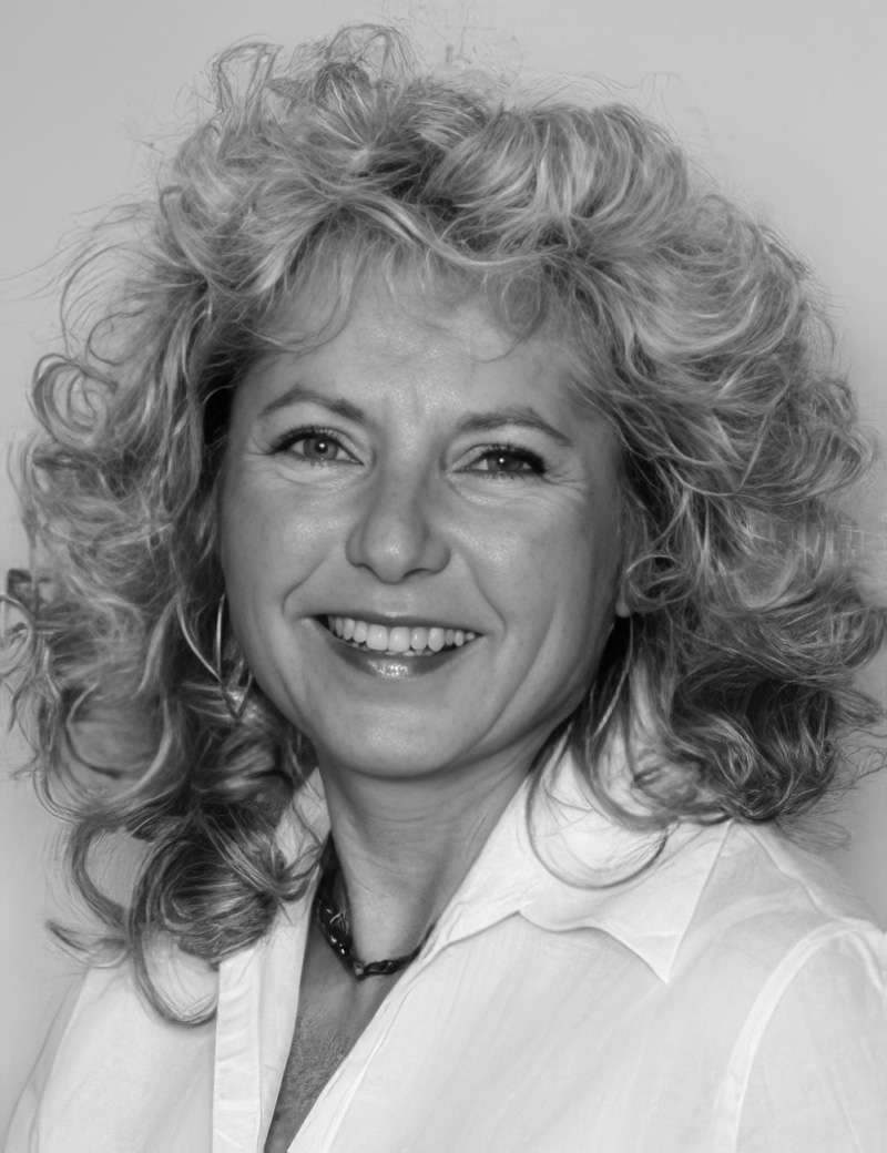 Photograph of author Ursula Smartt